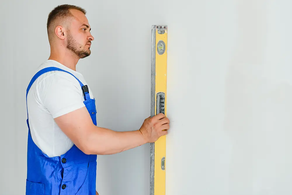 آماده‌سازی سطح دیوار برای نصب کابینت روشویی