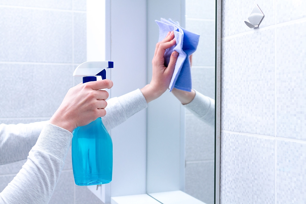 استفاده از شیشه‌پاک‌کن استاندارد برای پاک کردن آینه سرویس بهداشتی